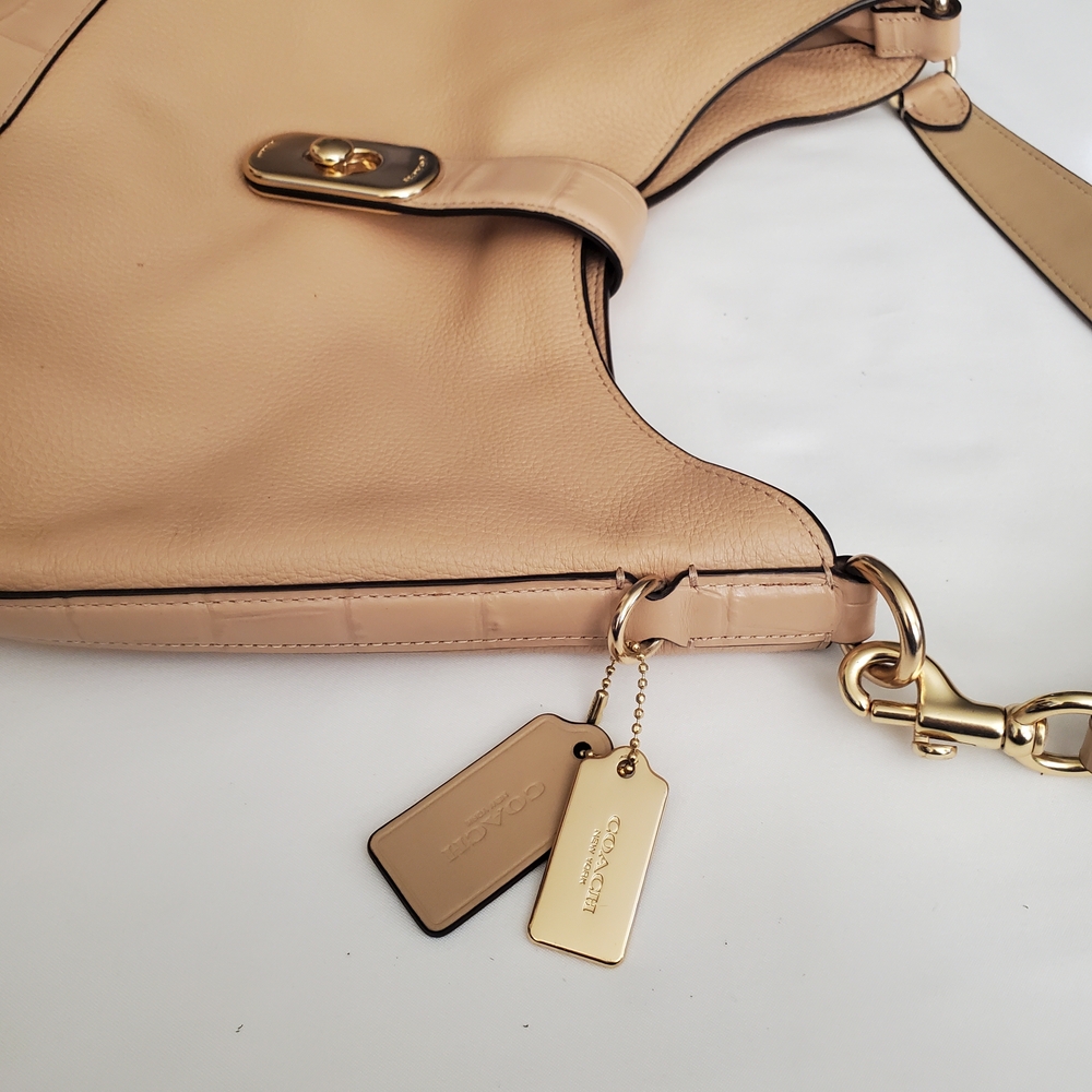 Elegant Coach Hobo Peach Leather Shoulder Bag. - Picture 6 of 8